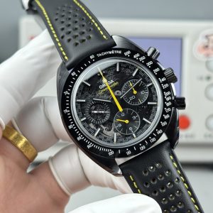 New Second-Generation "Full Ceramic Craftsmanship" Apollo-BLS Collection For the first time, Omega's latest Speedmaster Dark Side of the Moon watch employs "full ceramic" craftsmanship. Ceramic is an inorganic non-metallic substance formed through high-temperature firing. This material can be used to manufacture high-density watch components with exceptional mechanical properties.Ceramic ranks among consumers' most favored watch materials, prized for its striking, diverse hues and exceptional properties. Twice as light as stainless steel, ceramic offers superior wear resistance, high scratch resistance, biocompatibility, hypoallergenicity, and non-magnetic properties.This timepiece features a 44.25mm case housing a blackened movement. Laser ablation technology recreates the authentic lunar surface on the movement's bridges, paying tribute to the Speedmaster's pivotal role in the Apollo 8 mission.Through the skeletonized dial crafted from black anodized aluminum, the near side of the moon—visible from Earth—is clearly visible. The caseback reveals the far side of the moon, seen only by astronauts. The watch is paired with a black micro-perforated rubber strap featuring a striking yellow rubber insert.The entire watch is crafted from black ceramic, featuring a central chronograph seconds hand accented with yellow lacquer and a bezel adorned with laser-engraved, bright white enamel tachymeter scales.The small seconds hand is crafted from Grade 5 titanium, ingeniously shaped to resemble the Saturn V rocket. This 3D form is achieved through laser turning, with color variations created by applying white lacquer, laser ablation, and laser blackening techniques.